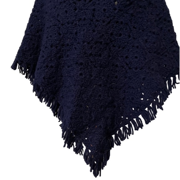 Small hand made navy blue crocheted poncho shrug with fringe - Picture 5 of 10